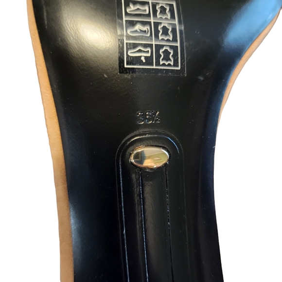 NEW Stella Luna Tan Suede Ankle Chain Turnlock Heeled Sandal - Picture 11 of 11